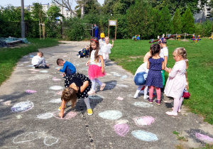 Chodnik w kropki - dzieci rysują kolorową kredą.